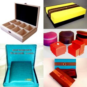 กล่องผ้าไหม,กล่องผ้าฝ้าย,กล่องกระดาษ,กล่องไม้,กลุ่มผู้ผลิตกล่องผ้าไหมมากว่า10ปีโอทอป5ดาว,รับผลิต 100 - 5000 ชิ้น ออกแบบ